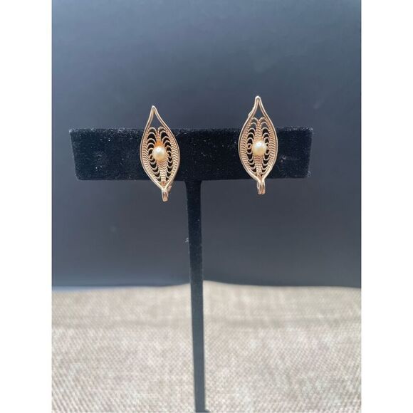 Vintage Sarah Coventry Filigree Goldtone Leaf with Center Faux Pearl Clip On Ear - Picture 2 of 6